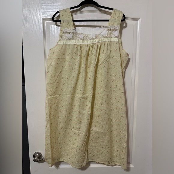 Previews USA vintage nightgown and robe in yellow floral made in USA. - Picture 3 of 6